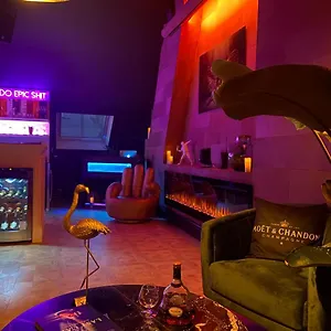 Loco Paradiso - Two Kingsize Beds, Outdoor Terrace, Dj Booth, Bar, Cinema, Bathtub, Kitchen, Airco , Antwerpen België